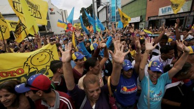 Venezuela: rival rallies face off over Maduro&#039;s future