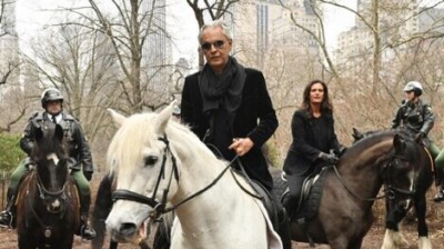 El tenor italiano Andrea Bocelli realizó un paseo a caballo desde Central Park hasta Times Square, en Nueva York