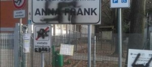 Il sindaco di Pesaro denuncia una svastica sul nome di Anna Frank, Facebook lo blocca