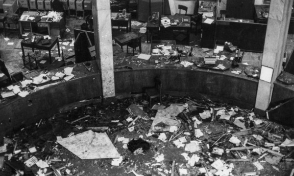 La sede della Banca dell&#039;Agricoltura devastata, dopo lo scoppio della bomba il 12 dicembre, che causò la morte di 17 persone e ne ferì 88 