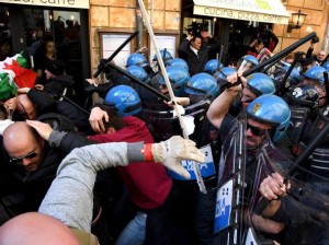 Protesta taxi, a Roma scontri e cariche Raggi in piazza: &quot;Stiamo con voi&quot;