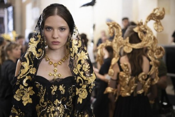 D&amp;G a Siracusa, modelle in nero e omaggi alla Sicilia