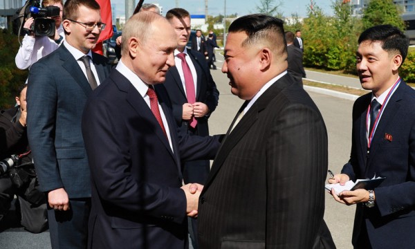 La stretta di mano tra il leader russo Putin e quello nordcoreano Kim 