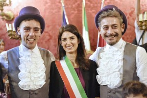 Virginia Raggi celebra la prima unione civile gay di Roma