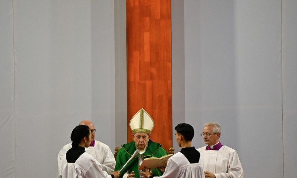 Il Papa: &quot;Il progresso delle nazioni non si misura sugli investimenti nelle armi ma sulla salute e sulla scuola&quot;