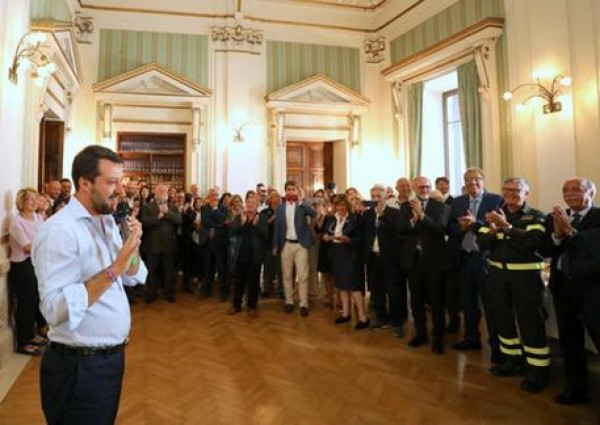Il saluto del ministro dell&#039;Interno Matteo Salvini al personale del Viminale