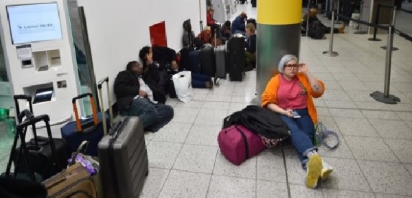 Cosa sta succedendo nell&#039;aeroporto di Gatwick, chiuso da ieri per l&#039;avvistamento di droni