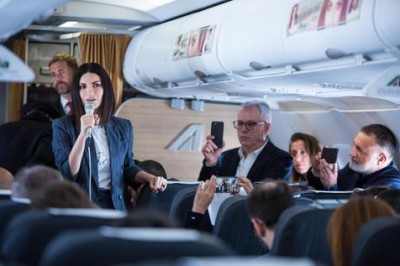 Laura Pausini en la increíble presentación de su CD Fatti sentire en un vuelo de Alitalia