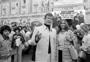 Roger Moore en la inauguración de una de sus películas 