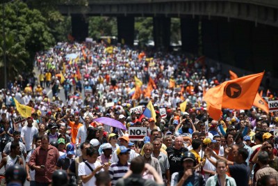 Marchas de la oposición y el oficialismo se cruzan este martes