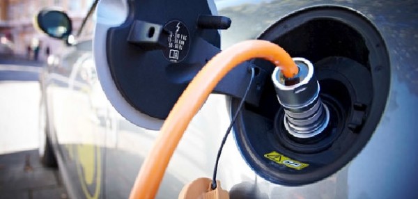 Manovra: ok incentivi a auto elettriche e tasse a chi inquina