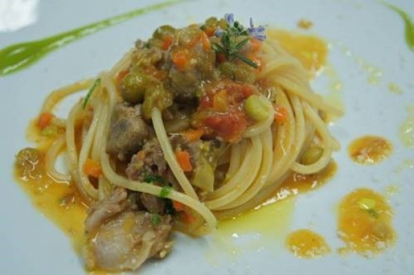 Cabra rellena de espagueti