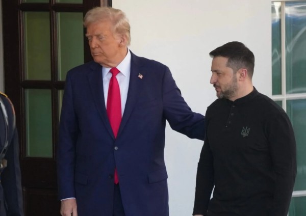 Trump saluta Zelensky al suo arrivo