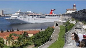 El Carnival Paradise, primer crucero estadounidense en viajar de Tampa a Cuba en más de 50 años, llega al puerto de La Habana.