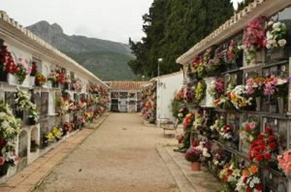 Arriva l’estate, stop ai fiori nei cimiteri. Coldiretti: “Assurdo”