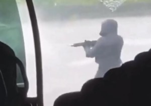 Tre agenti penitenziari sono stati uccisi in un assalto a un cellulare che trasportava un detenuto nel dipartimento di Eure, in Normandia. 