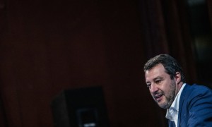 Salvini alza la tensione. Stop agli sbarchi o è difficile restare al governo