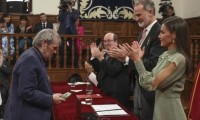 Lo scrittore venezuelano Rafael Cadenas, davanti, riceve gli applausi dopo che il re Felipe VI, secondo da sinistra, e la regina Letizia, terza da destra, gli hanno consegnato il Premio Cervantes per la letteratura a Madrid, Spagna, lunedì 24 maggio. Aprile 2023.