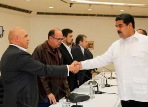 Maduro se compromete con el diálogo y tiende la mano a sus opositores