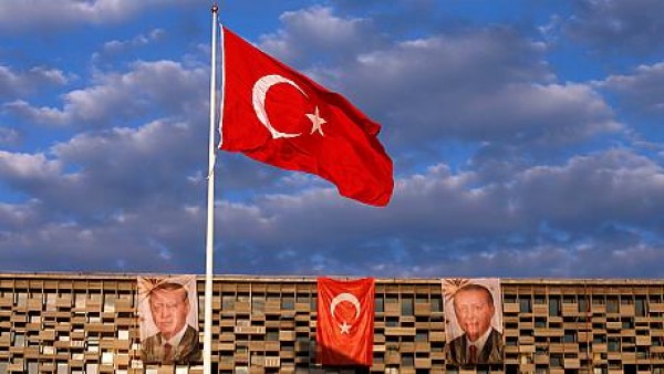 Turquía extiende la purga a miles de docentes y a los medios de comunicación de Gülen