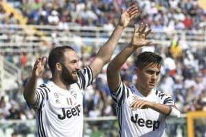 Juve batte il Pescara e vola a +8 sulla Roma fermata 1-1 dall&#039;Atalanta