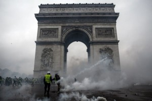 Los principales monumentos de París cerrarán este sábado por temor a violencia de los chalecos amarillos