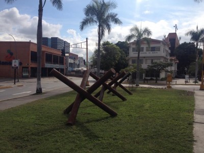 Ofrenda, una instalación escultórica que representa la toma simbólica del espacio público del artista Antonio García Rico, en Las Mercedes