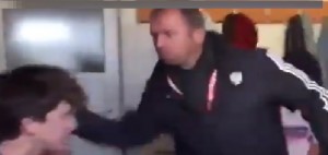 Turchia: l&#039;allenatore motiva i suoi calciatori a schiaffi e la clip diventa virale. Ecco il video
