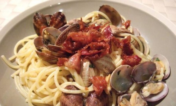 Espagueti con almejas y bacon al vino blanco