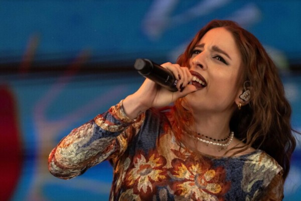 La italiana Angelina Mango deslumbra con su voz a otros participantes del concurso Eurovisión 
