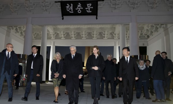 Il presidente della Repubblica Sergio Mattarella depone una corona di fiori al cimitero nazionale di Seul 