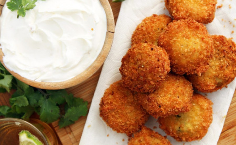 Aros de cebolla rellenos de guacamole