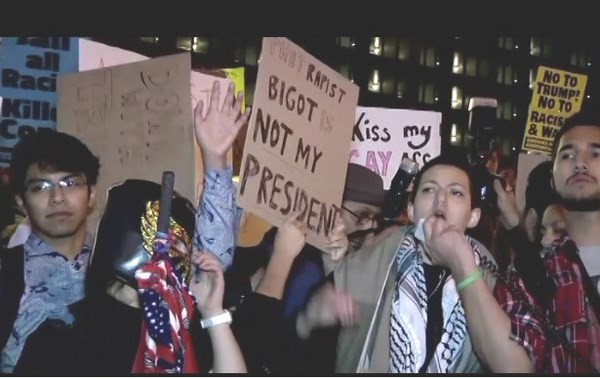 Migliaia in piazza manifestano contro Trump