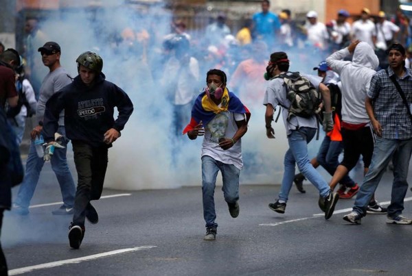 Una settimana di proteste in Venezuela: 7 morti e centinaia di arresti fra cui anche italiani