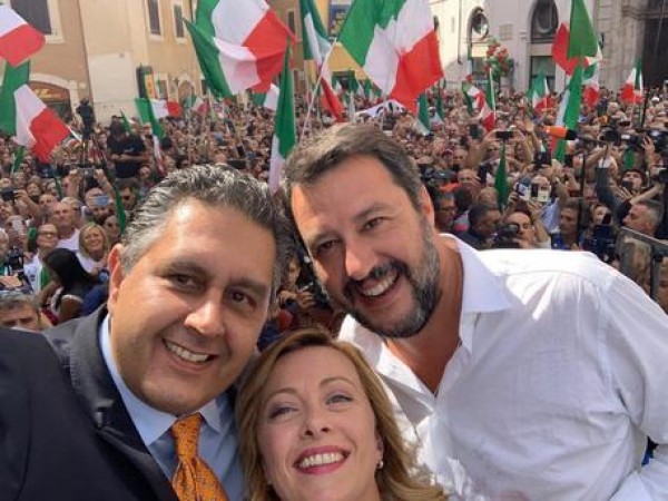 Salvini e Meloni in piazza: &#039;Un saluto ai poltronari&#039; &quot;elezioni subito&quot;