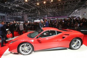 El impactante nuevo Ferrari 488. La firma italiana tuvo una producción récord de autos de lujo en 2016.