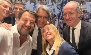 Abbraccio e selfie tra Meloni e Salvini a Verona