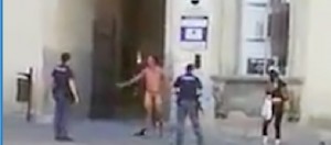 Immigrato si denuda e pesta due poliziotti. Paoloni (Sap): «Taser necessario per Polizia al pari della gendarmeria di Città del Vaticano»