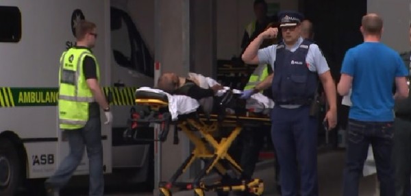 49 morti nell&#039;attentato in Nuova Zelanda. Su uno dei fucili c&#039;è il nome di Luca Traini