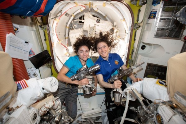 Astronautas hacen historia al realizar primera caminata espacial femenina
