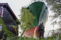 Si sveglia e trova una nave portacontainer arenata in giardino