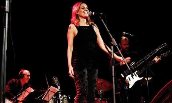 Irene Grandi canta &quot;l&#039;amore cosmico&quot; e pensa al mondo che verrà dopo il Covid