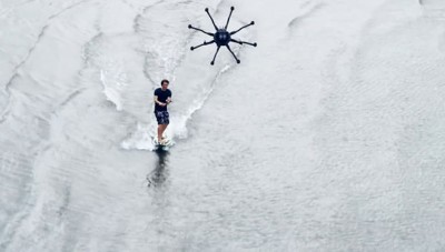El &#039;dronesurfing&#039;, el nuevo y caro deporte sobre una tabla