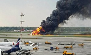 Confirman muerte de 41 personas en incendio de avión luego de aterrizaje de emergencia en Rusia