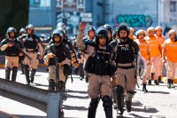 Tensione e blocchi stradali davanti al Congresso a Buenos Aires
