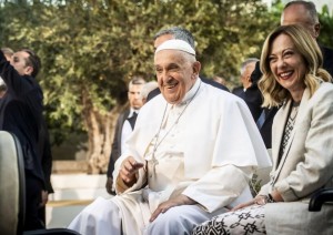 Il Papa e Giorgia Meloni insieme al G7, giugno 2024