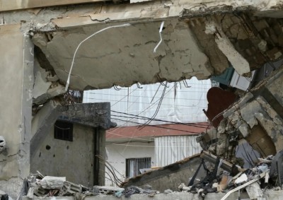 Danni a un edificio preso di mira durante la notte del 15 febbraio da un attacco aereo israeliano nella città di Nabatieh, nel sud del Libano