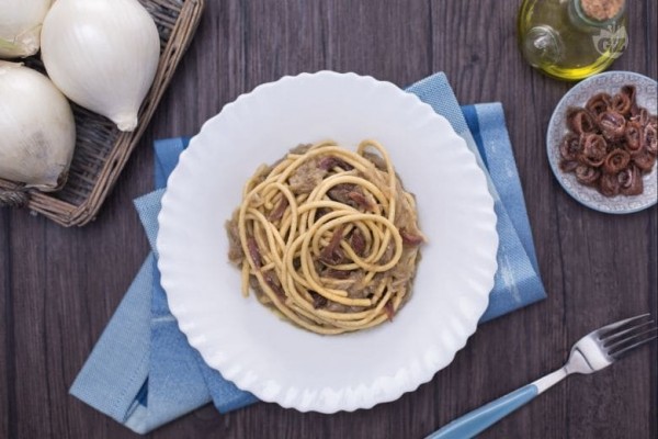 Bigoli en salsa de anchoa plato típico de Jesolo