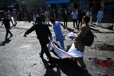 Afghanistan, terroristi dell&#039;Is fa strage a Kabul: almeno 80 morti e 230 feriti. È emergenza sangue