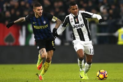 L&#039;attaccante argentino dell&#039;Inter, Mauro Icardi con il difensore brasiliano della Juventus Alex Sandro 